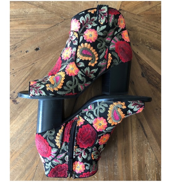 CROWN VINTAGE  FLORAL EMBROIDERED BOOTIES SIZE 8.5 MEDIUM - Picture 3 of 8